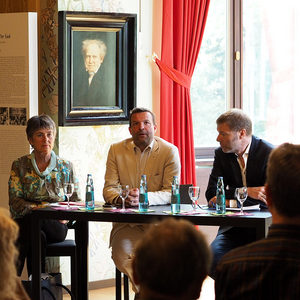  Brigitte Merk-Erbe, Markus Kiesel und Joachim Mildner bei der Buchpräsentation in Wahnfried. Foto: Juan Martin Koch